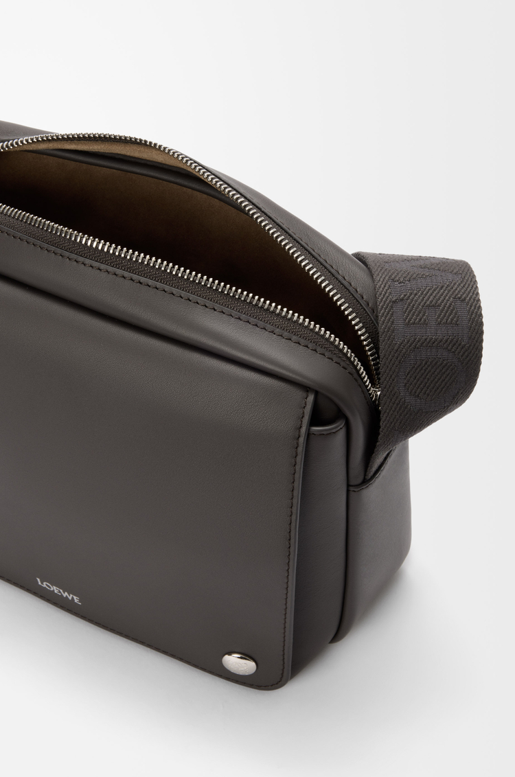 LOEWE Borsa messenger Pebble media in pelle di vitello liscia Grigio Scuro