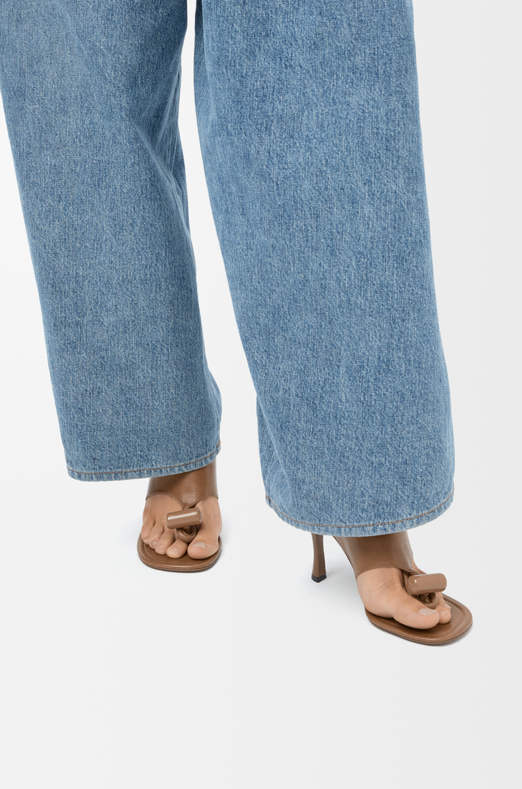 LOEWE Sandalia Toggle en piel de ternera lisa brillante Roble