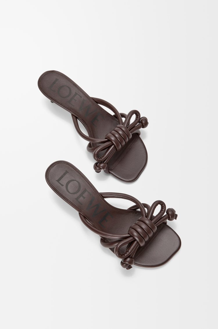LOEWE Sandalia Flamenco Knot en piel de cordero Brownie Oscuro