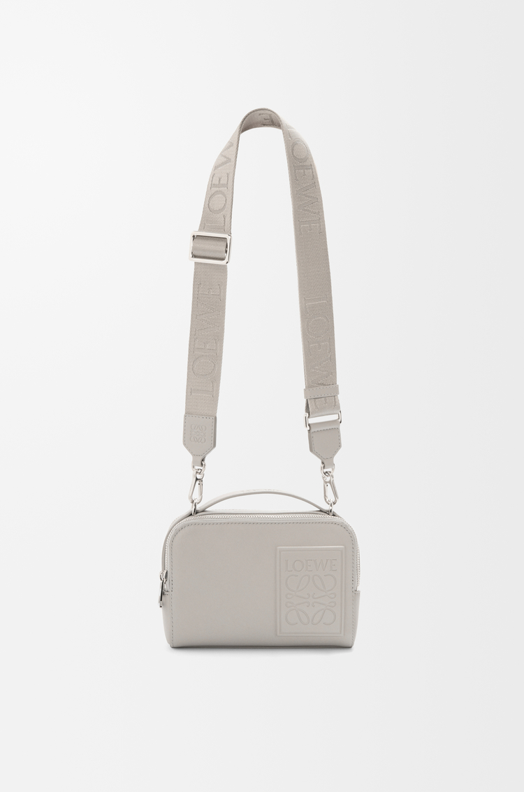 LOEWE Mini Camera crossbody en cuir de veau satiné Gris Coquillage