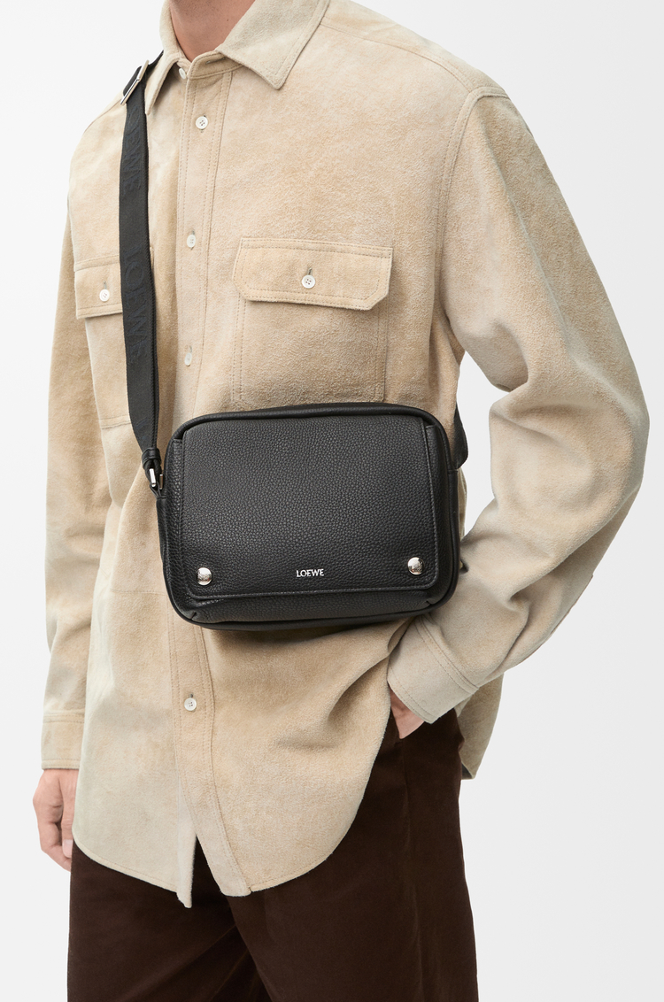 LOEWE ペブル メッセンジャーバッグ ミディアム（サプルグレインカーフ） ブラック