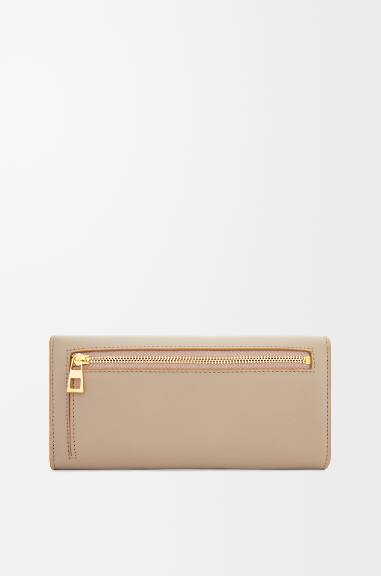 LOEWE Cartera continental Pebble en piel napa de ternera brillante Arena