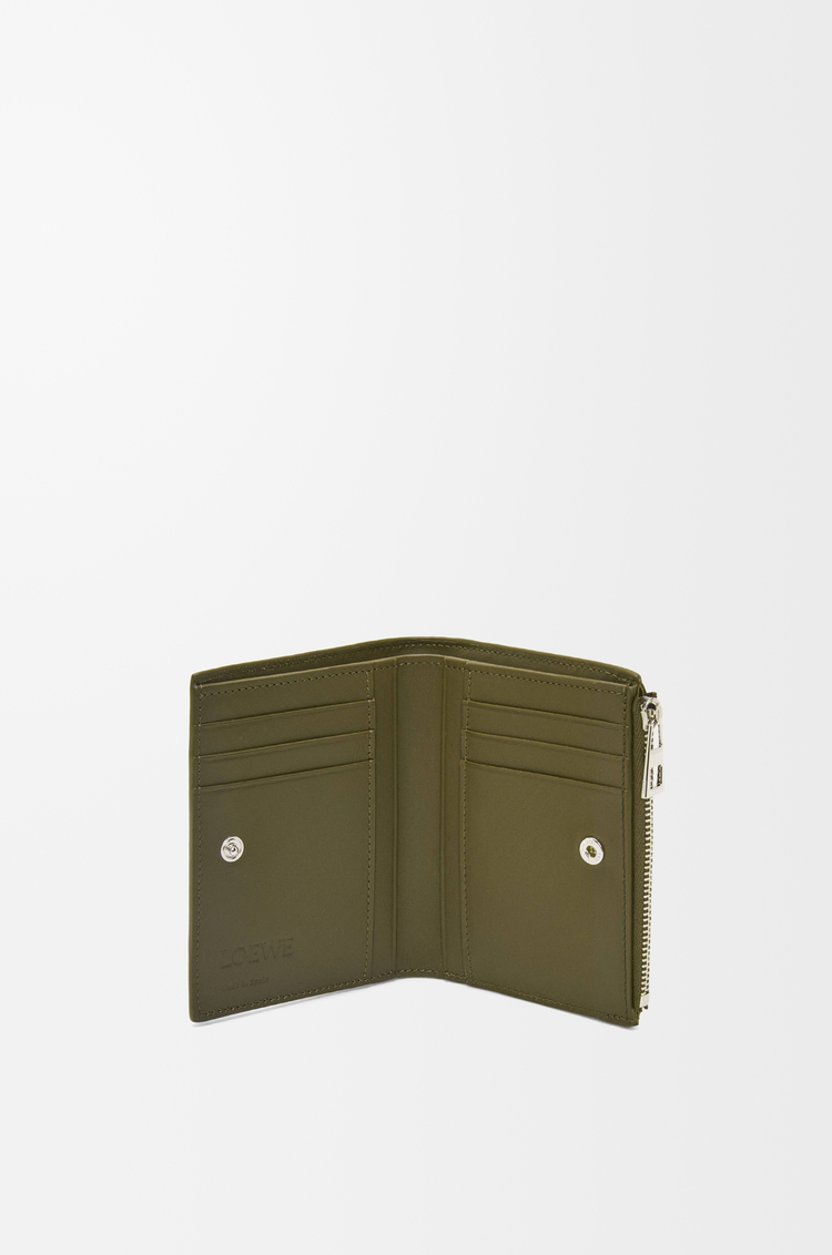 LOEWE Cartera compacta fina en piel de ternera clásica texturizada Verde Caqui Oscuro