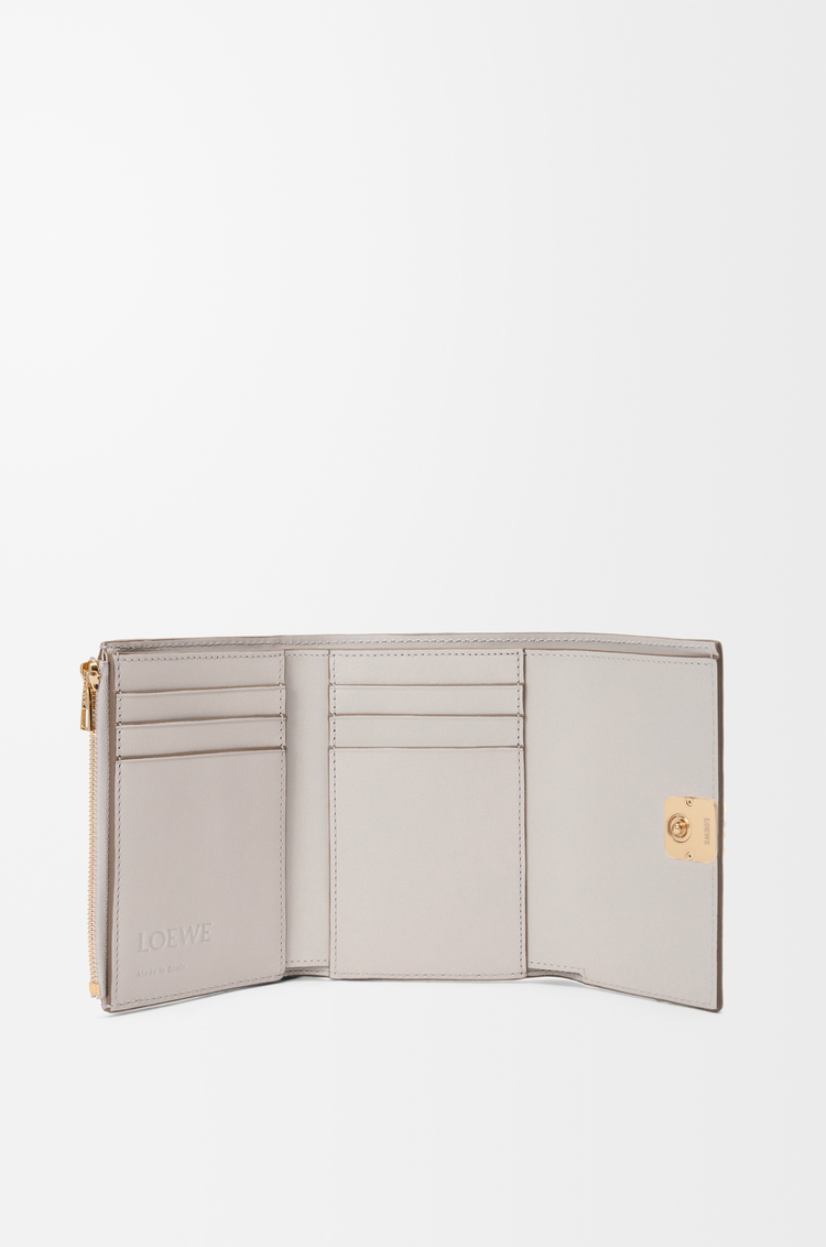 LOEWE Kleine, vertikale Anagram Brieftasche aus Pebble Grain Kalbsleder Light Ghost