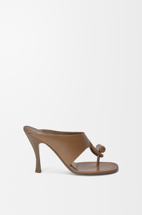 LOEWE Sandalo Toggle in pelle di vitello liscia e lucida Quercia