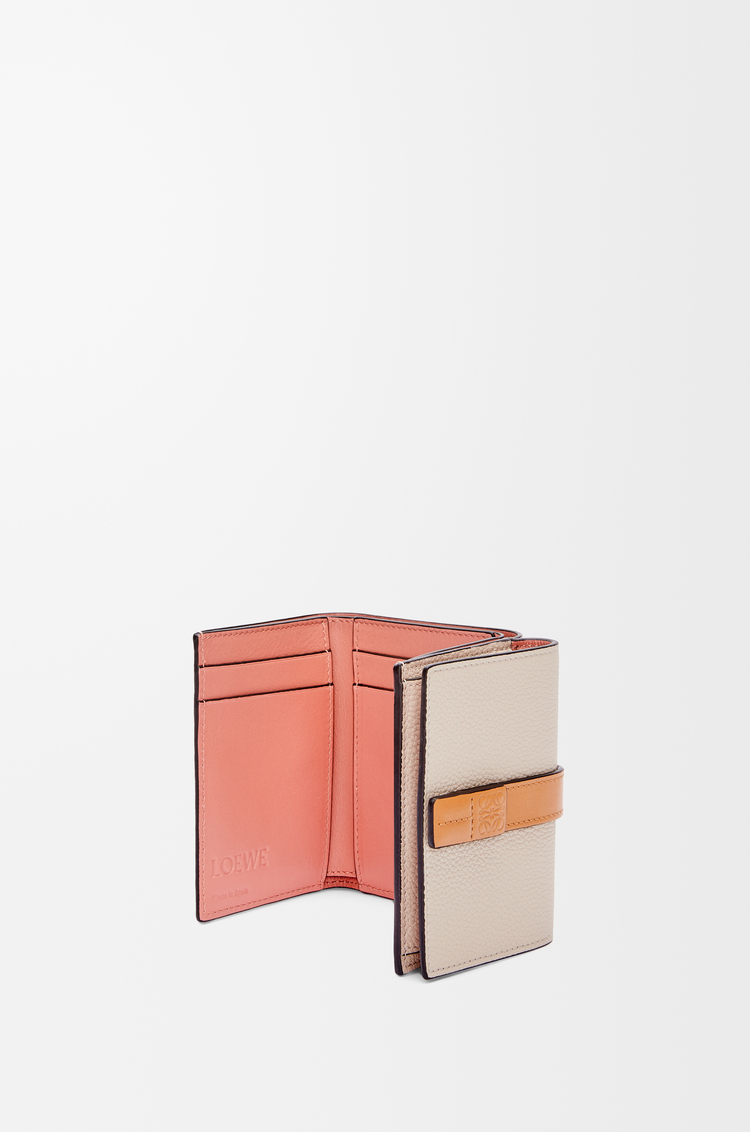 LOEWE Cartera con tres pliegues en suave piel de ternera graneada Avena Claro/Miel