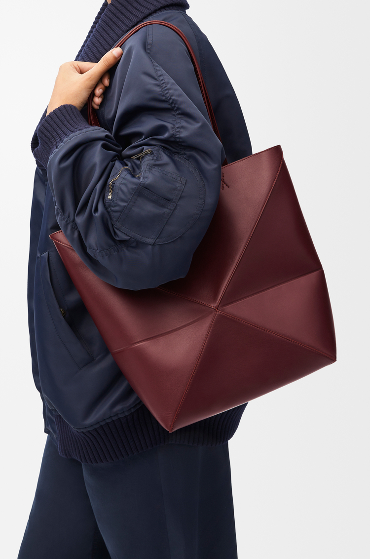 LOEWE Bolso Puzzle Fold tote mediano en piel de ternera brillante Burdeos Oscuro