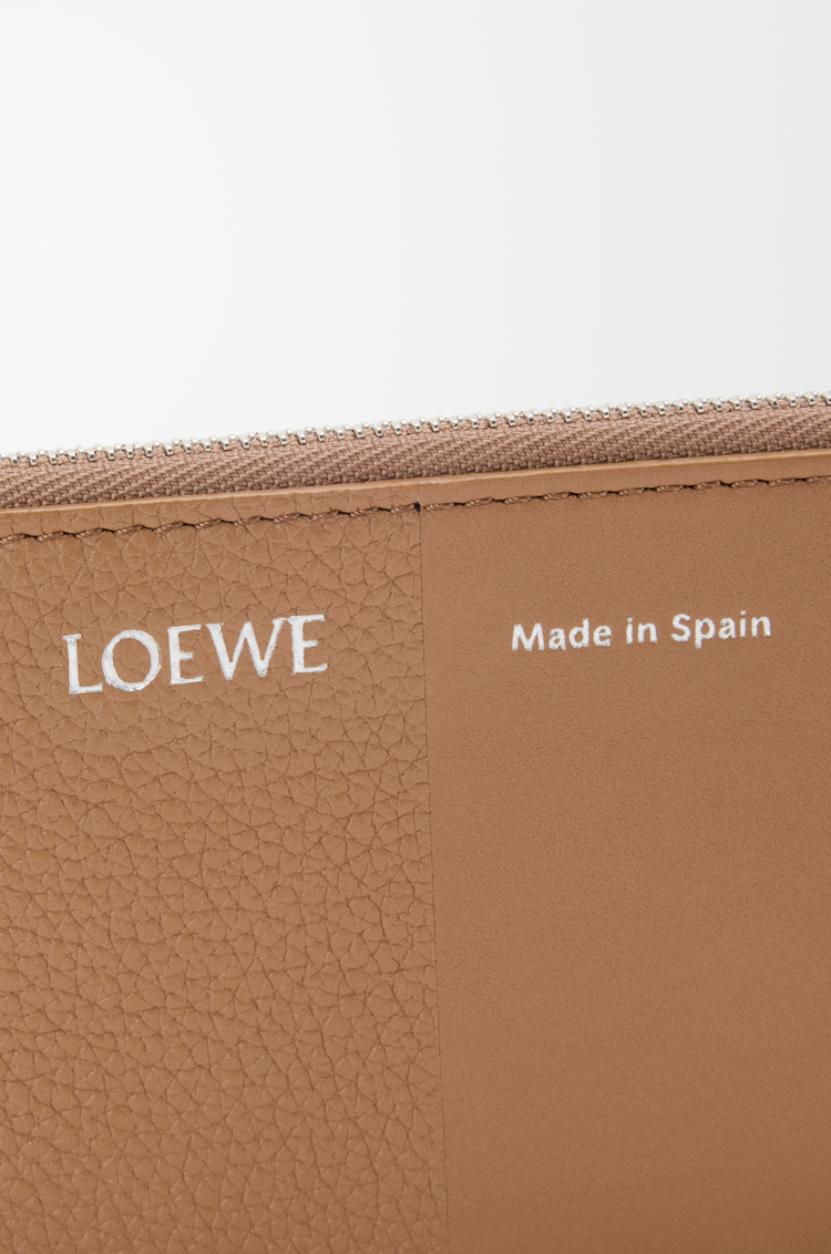 LOEWE Tarjetero-monedero en piel de ternera lisa y graneada Moca