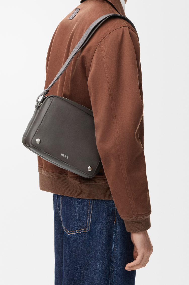 LOEWE Borsa messenger Pebble media in pelle di vitello liscia Grigio Scuro
