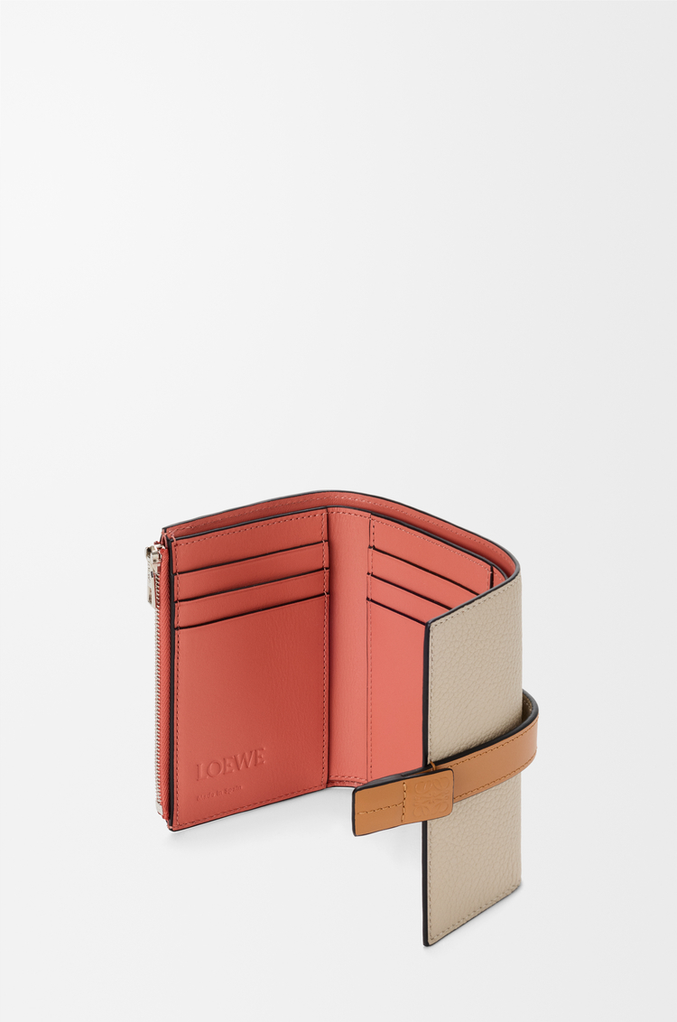 LOEWE Petit portefeuille vertical en cuir de veau grainé souple Avoine Clair/Miel