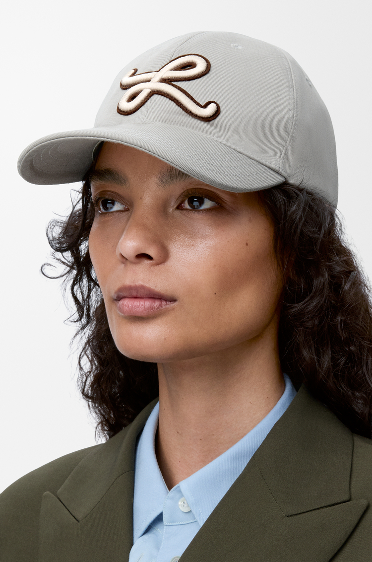 LOEWE L patch cap in cotton Shell Grey