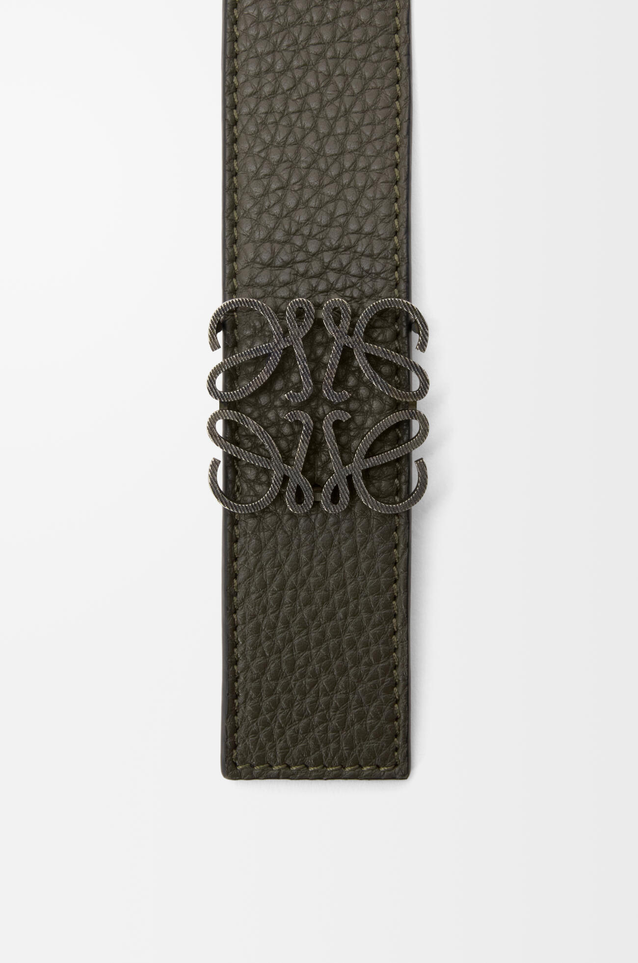 LOEWE Cinturón reversible Anagram en piel de ternera graneada flexible Caqui Oscuro/Negro/Paladio