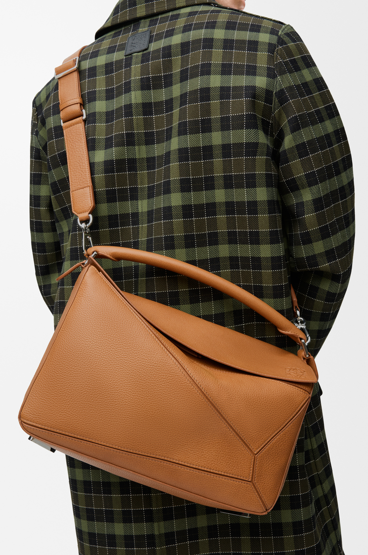 LOEWE Bolso Puzzle grande en piel de ternera graneada flexible Marrón Cañón Claro