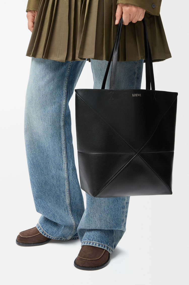 LOEWE Bolso Puzzle Fold tote mediano en piel de ternera brillante Negro