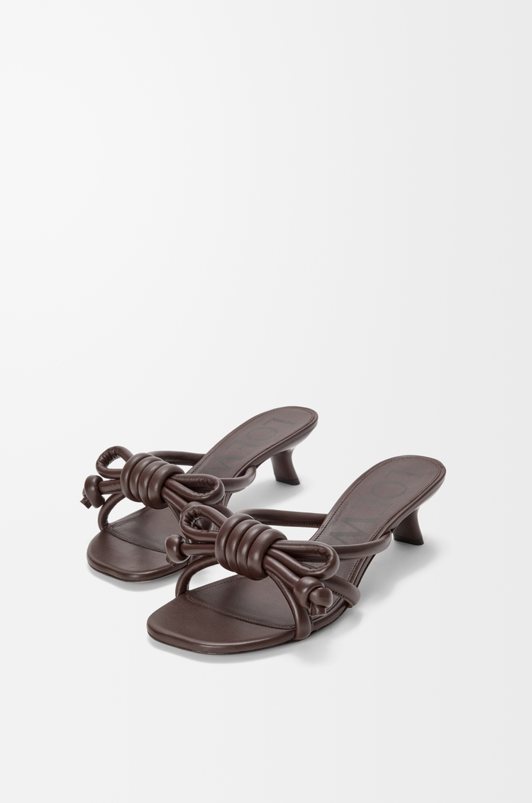 LOEWE Sandalia Flamenco Knot en piel de cordero Brownie Oscuro