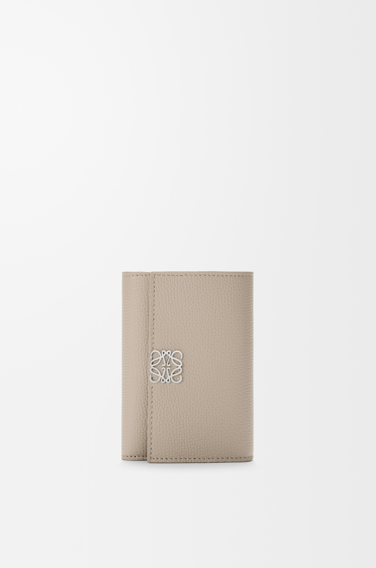 LOEWE Portafoglio piccolo Anagram verticale in pelle di vitello martellata Argilla