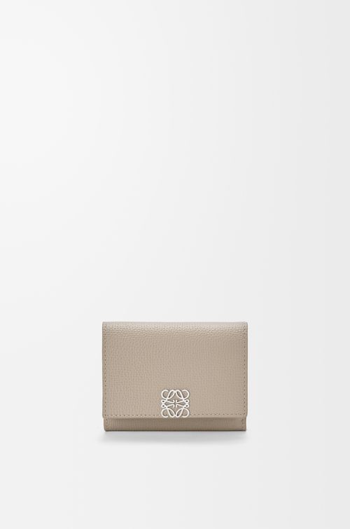 LOEWE Portafoglio trifold Anagram in pelle di vitello martellata Argilla