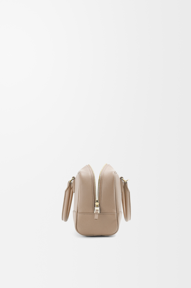 LOEWE Sac Amazona 23 en cuir de veau grainé souple Sable