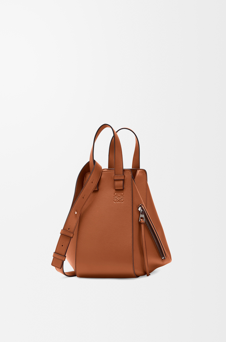 LOEWE Bolso Hammock pequeño en piel de ternera clásica Marrón Claro