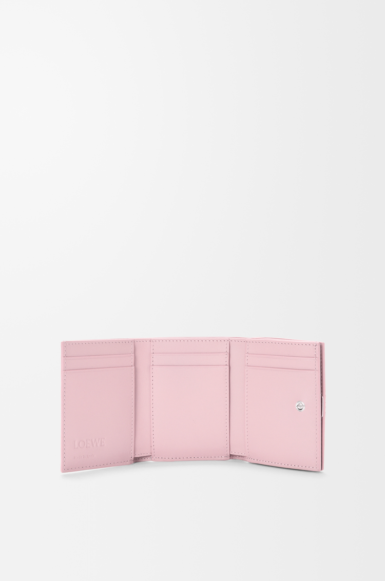LOEWE Cartera con tres pliegues Anagram en piel de ternera graneada Rosado
