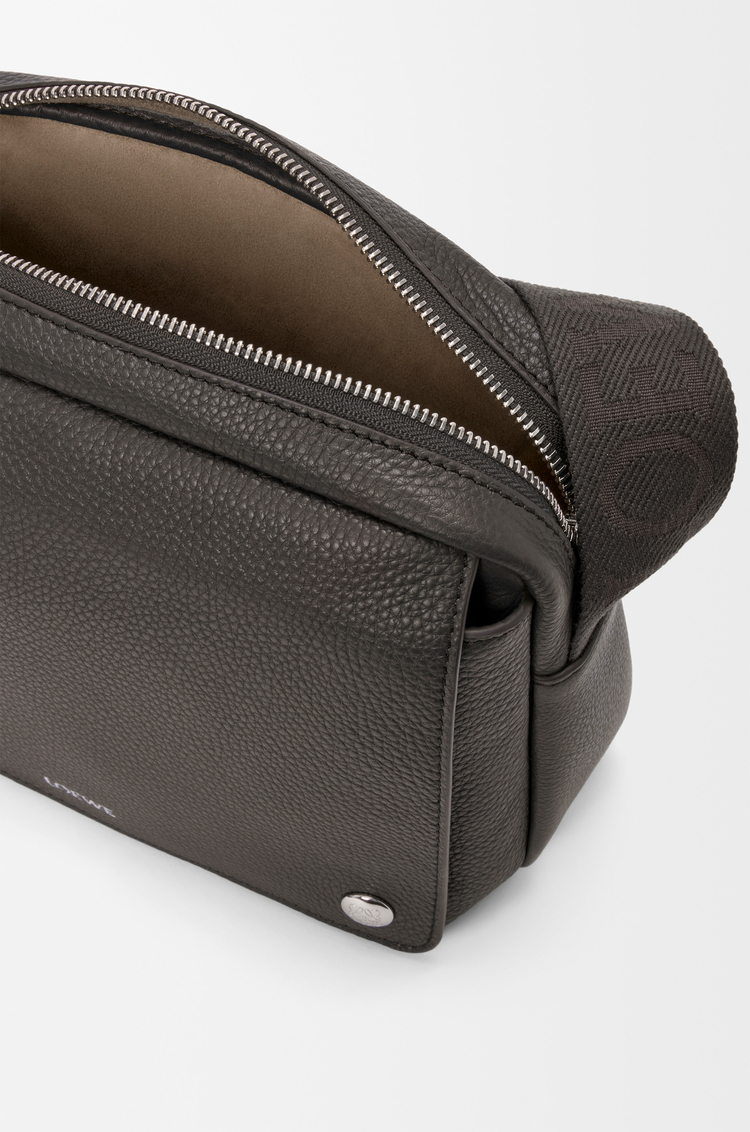 LOEWE ペブル メッセンジャーバッグ ミディアム（サプルグレインカーフ） ダークグレー