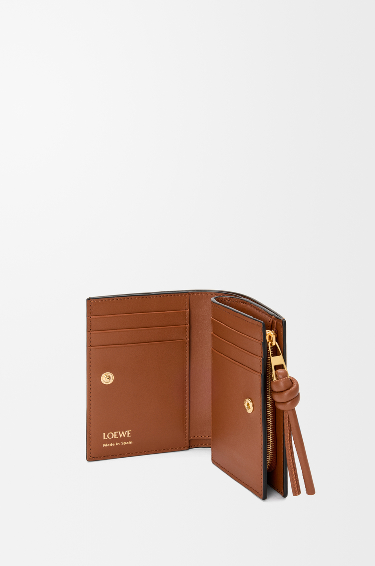 LOEWE Portafoglio compatto Knot in nappa di vitello lucida Nero / Scoiattolo