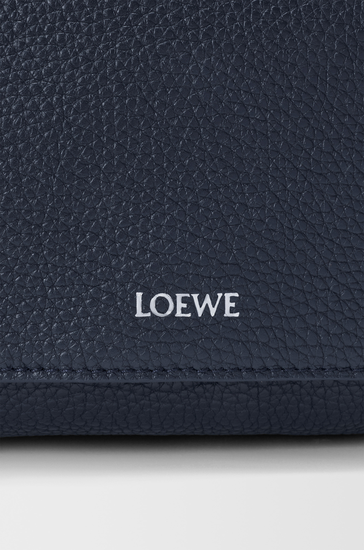 LOEWE ペブル メッセンジャーバッグ ミディアム（サプルグレインカーフ） ディープネイビー
