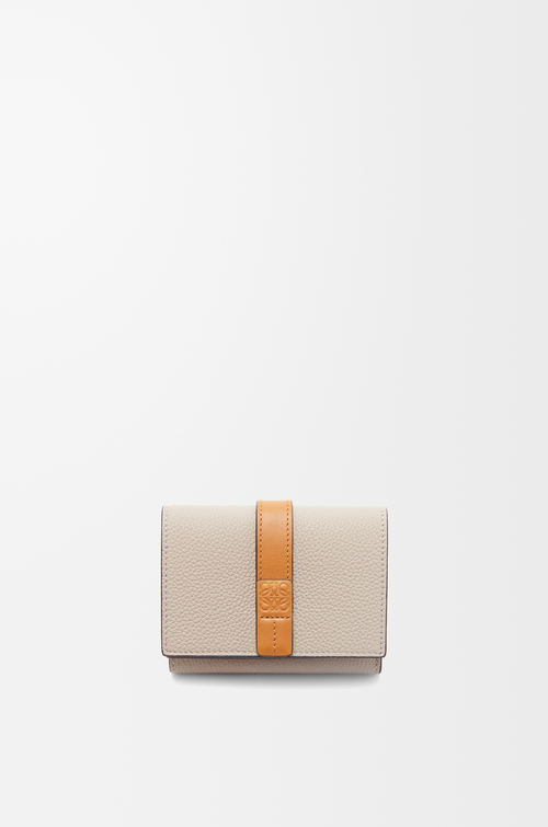 LOEWE Cartera con tres pliegues en suave piel de ternera graneada Avena Claro/Miel