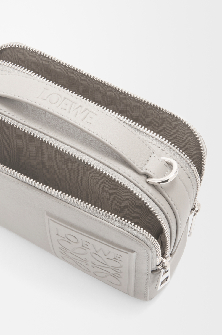 LOEWE Mini Camera crossbody en cuir de veau satiné Gris Coquillage