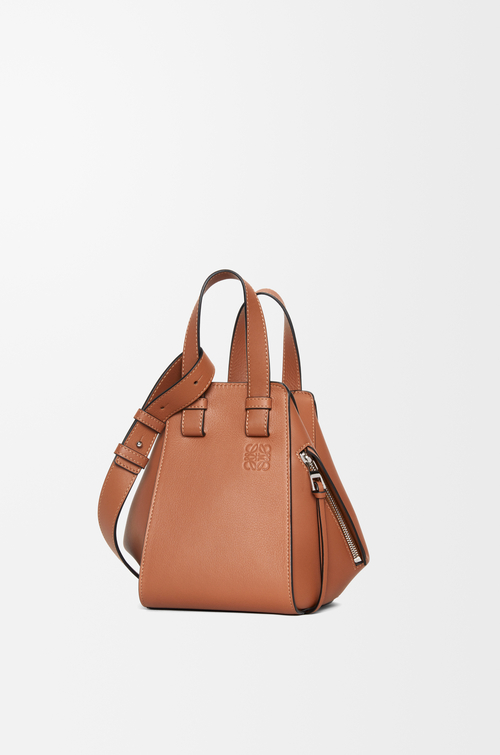 LOEWE Borsa Hammock compatta in pelle di vitello classica Tan
