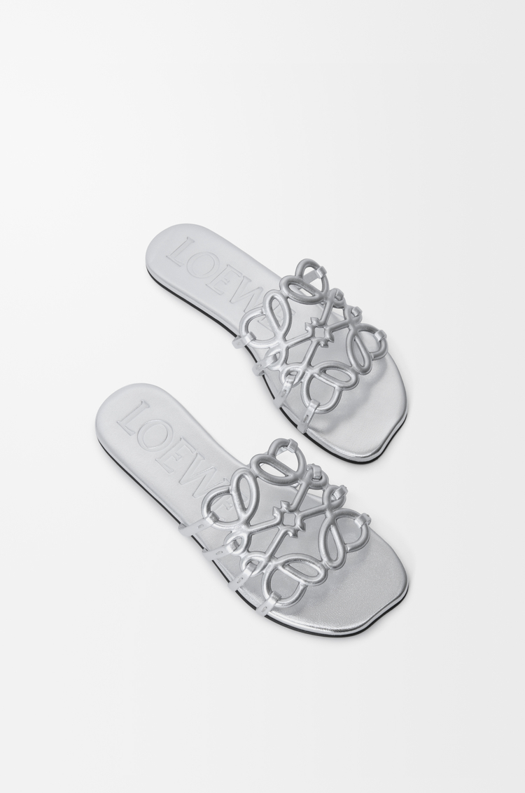 LOEWE Slide Anagram Petal in pelle di agnello laminata Argento