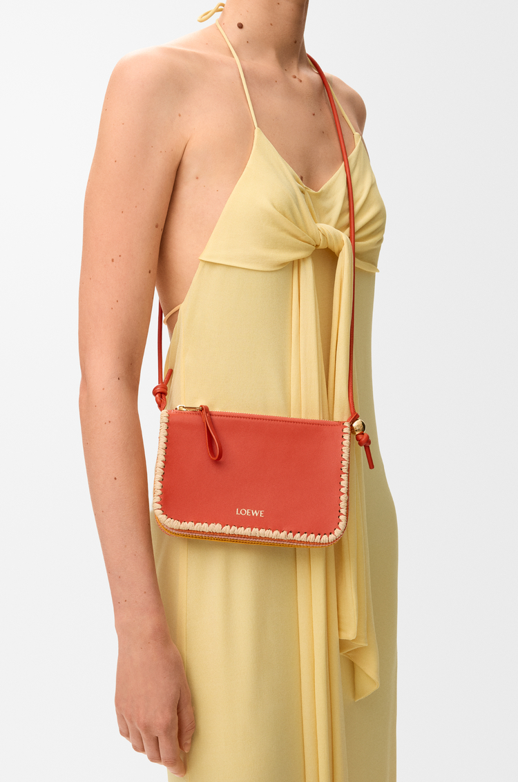 LOEWE Pochete Rio in pelle di vitello classica e rafia Zafferano Intenso