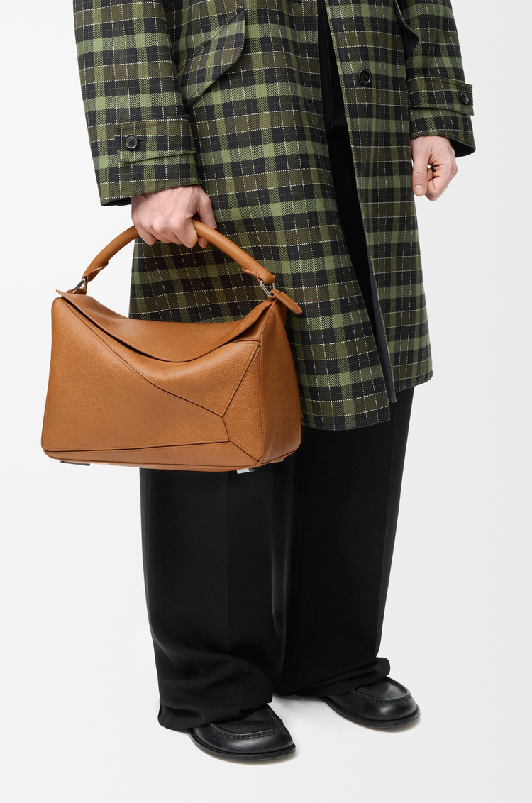 LOEWE Bolso Puzzle grande en piel de ternera graneada flexible Marrón Cañón Claro