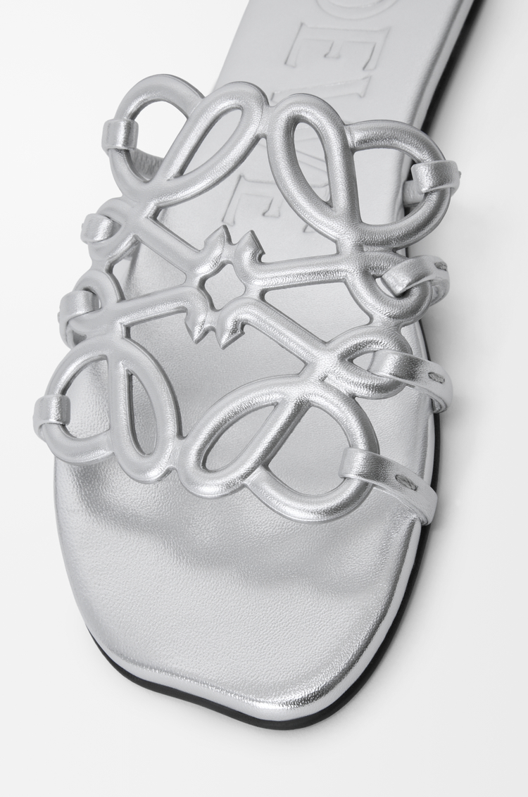 LOEWE Slide Anagram Petal in pelle di agnello laminata Argento