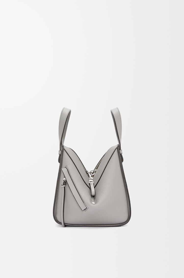 LOEWE Bolso Hammock Compact en suave piel de ternera graneada Gris Perla