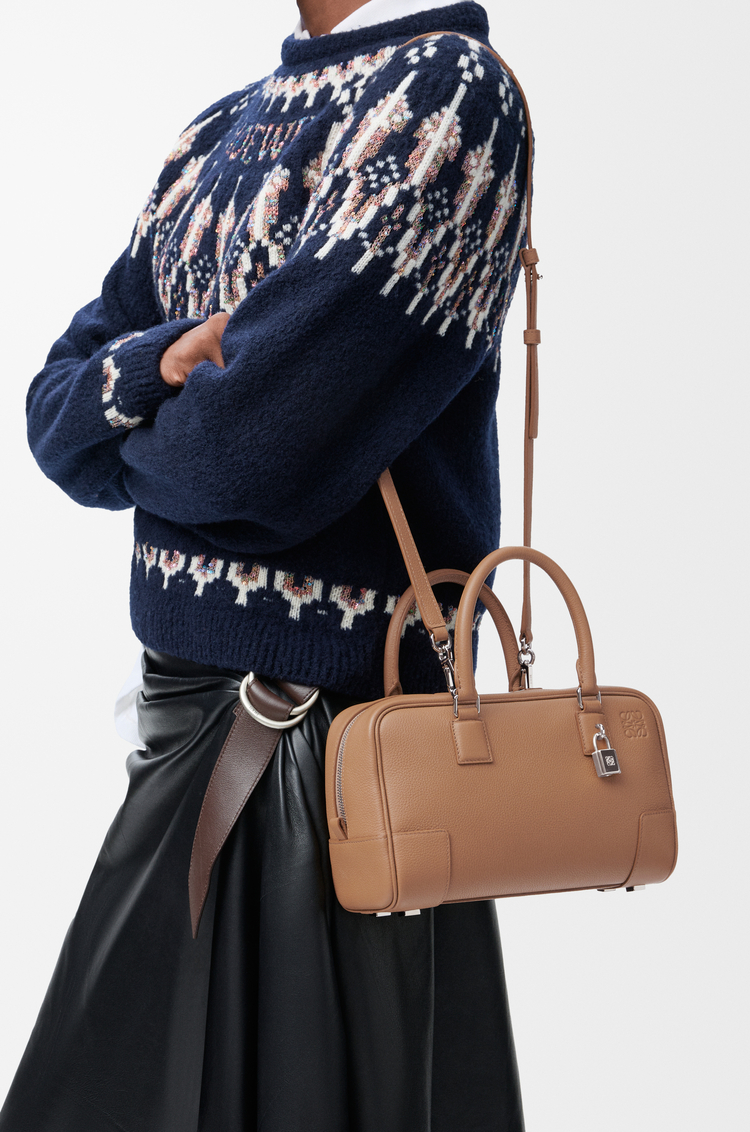 LOEWE Bolso Amazona 23 en suave piel de ternera graneada Moca