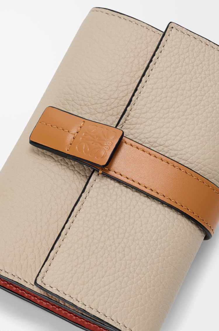 LOEWE Petit portefeuille vertical en cuir de veau grainé souple Avoine Clair/Miel