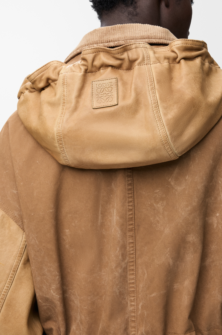 LOEWE Parka corta en piel napa de cordero y algodón Camel