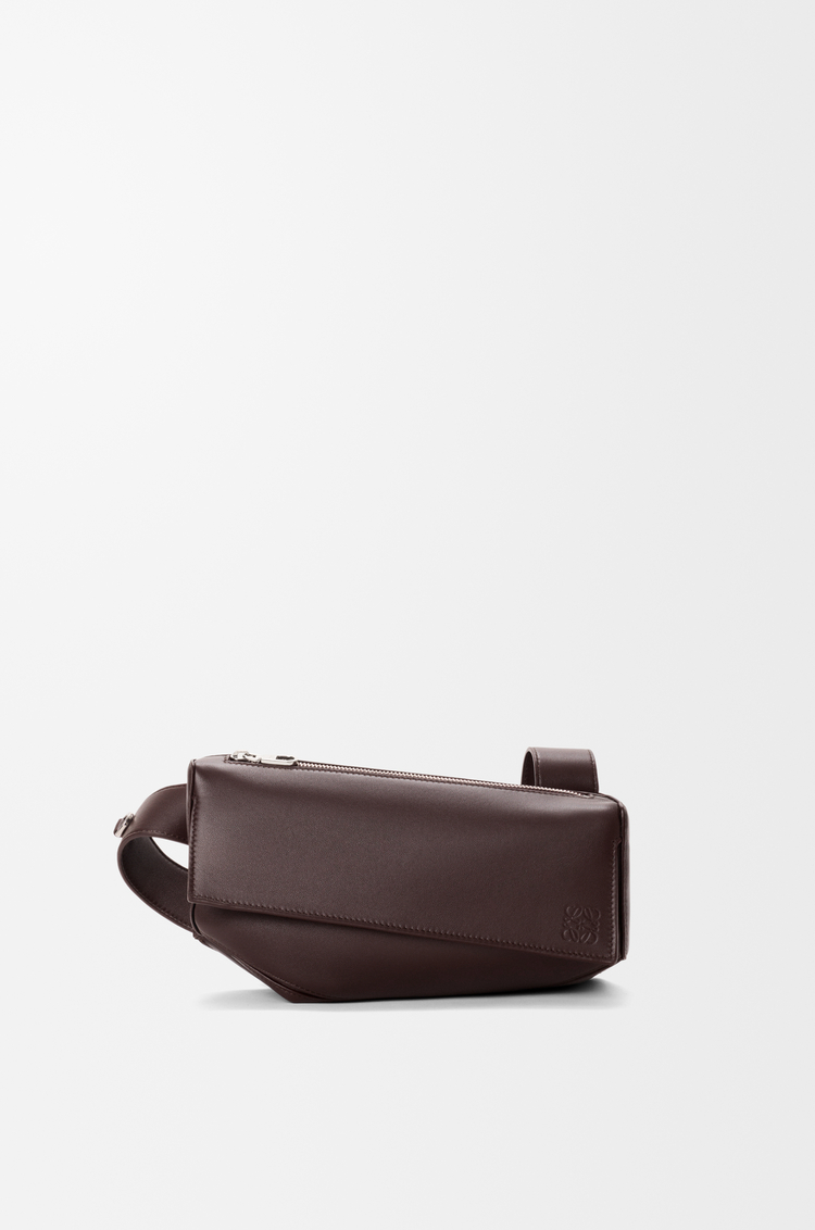 LOEWE Puzzle Featherlight Sling Tasche aus Nappa-Lammleder Dunkler Brownie