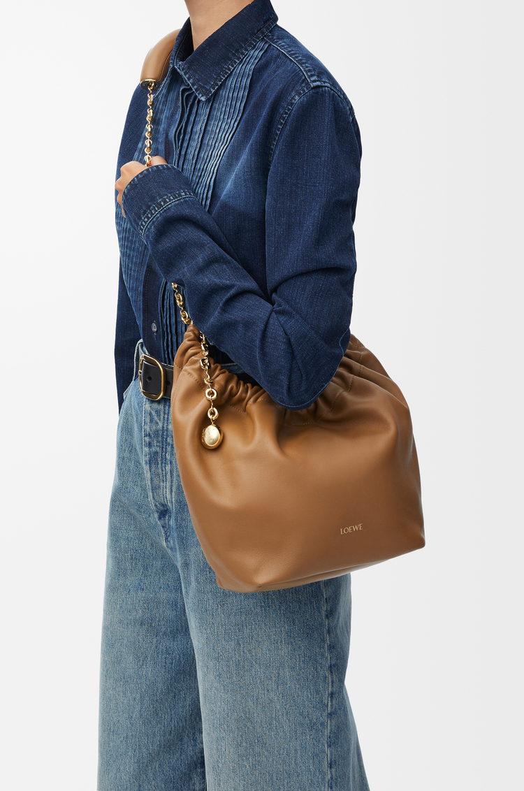 LOEWE Borsa Squeeze piccola in nappa di agnello morbida Quercia