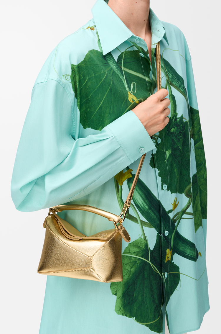 LOEWE Bolso Puzzle mini en piel de cordero laminada Dorado