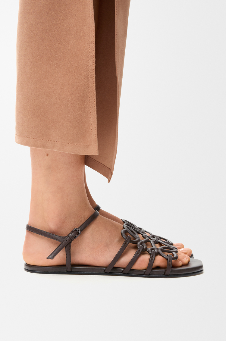 LOEWE Sandalia Petal Anagram en piel de ternera Marrón Oscuro
