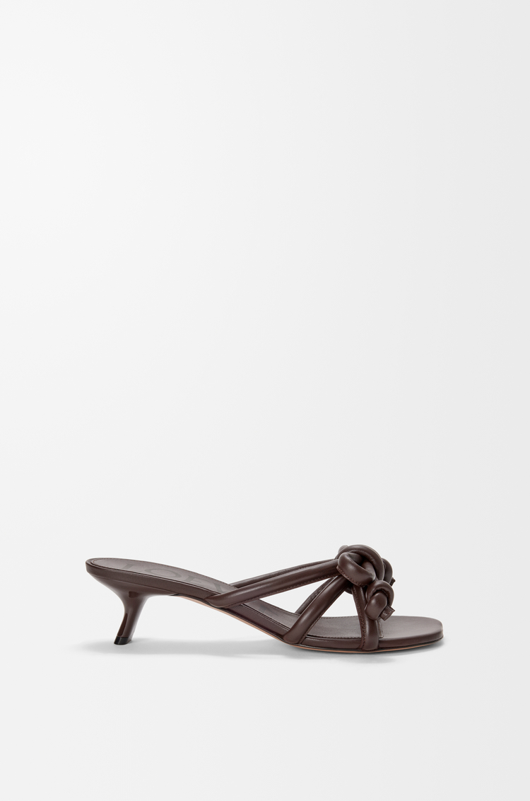 LOEWE Sandalia Flamenco Knot en piel de cordero Brownie Oscuro
