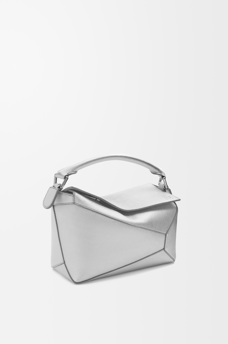 LOEWE Bolso Puzzle pequeño en piel de cordero laminada Plata