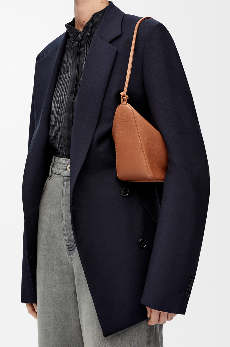 LOEWE Borsa hobo Hammock mini in pelle di vitello classica Tan