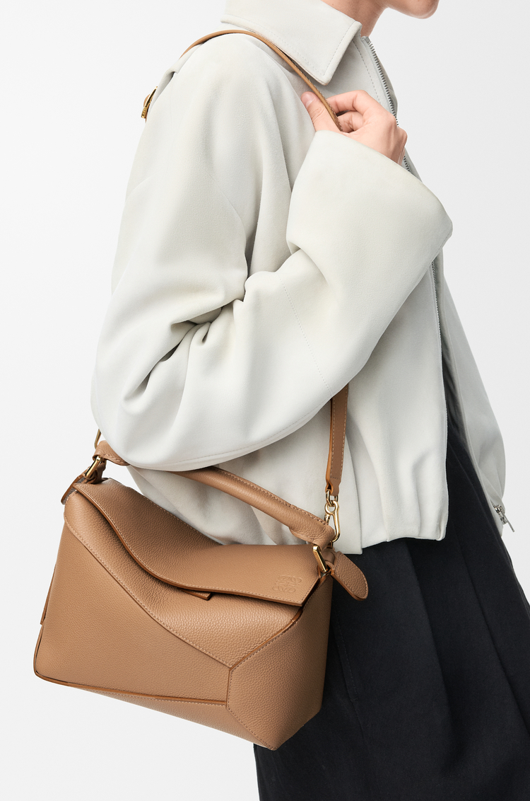 LOEWE Bolso Puzzle pequeño en suave piel de ternera graneada Toffee
