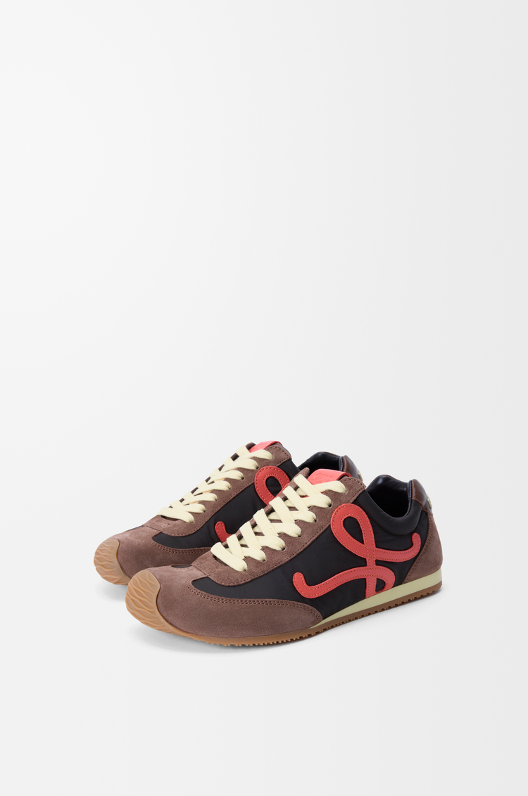 LOEWE Ballet Runner 2.0 en nailon y piel de becerro Chocolate/Coral/Amarillo