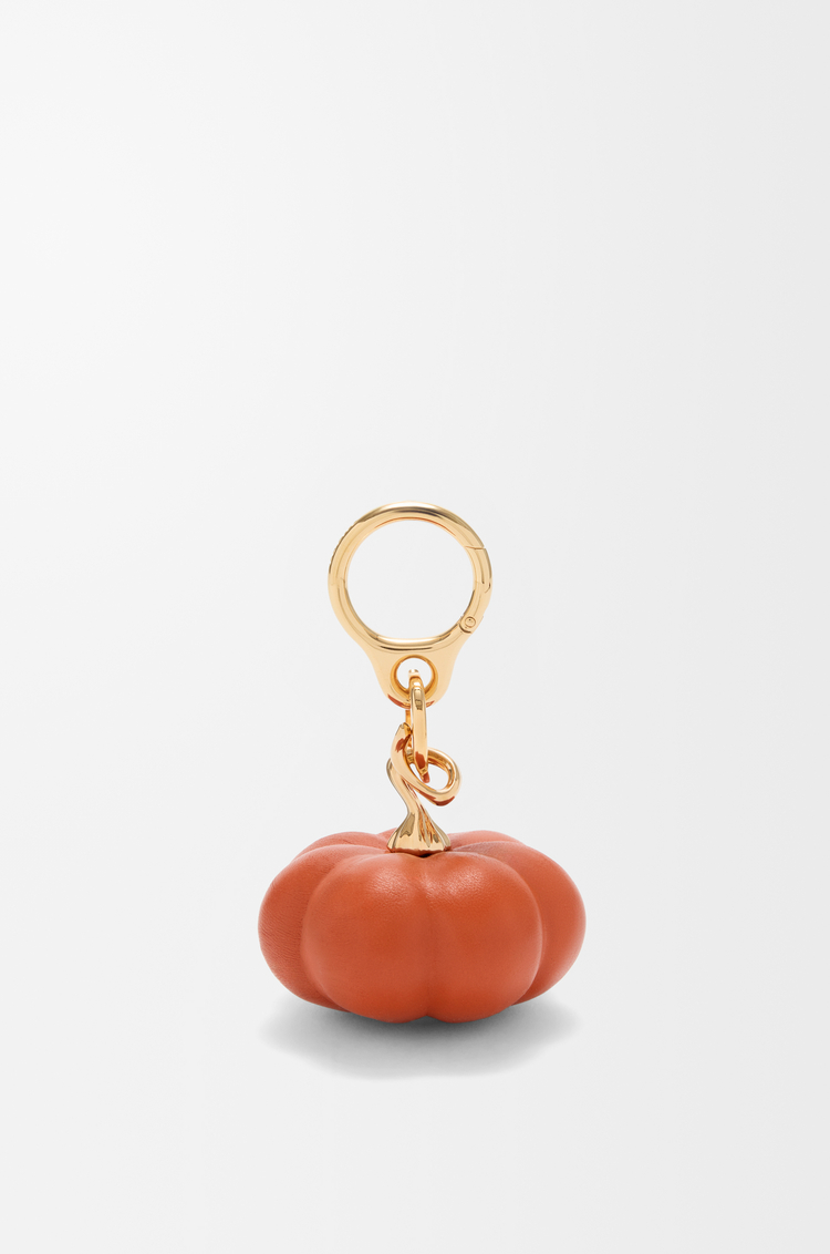 LOEWE Kürbis-Anhänger aus Lammfell Orange/Gold