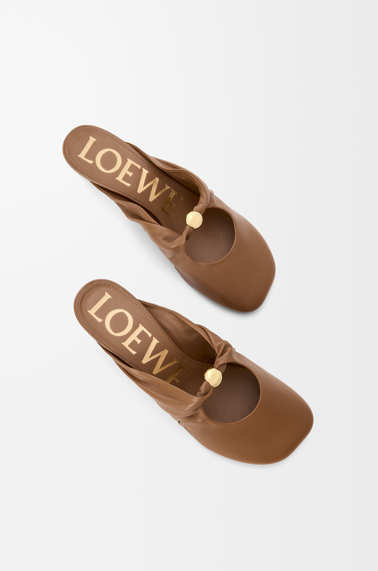 LOEWE Mules Pebble Soft en cuir d'agneau nappa Chêne