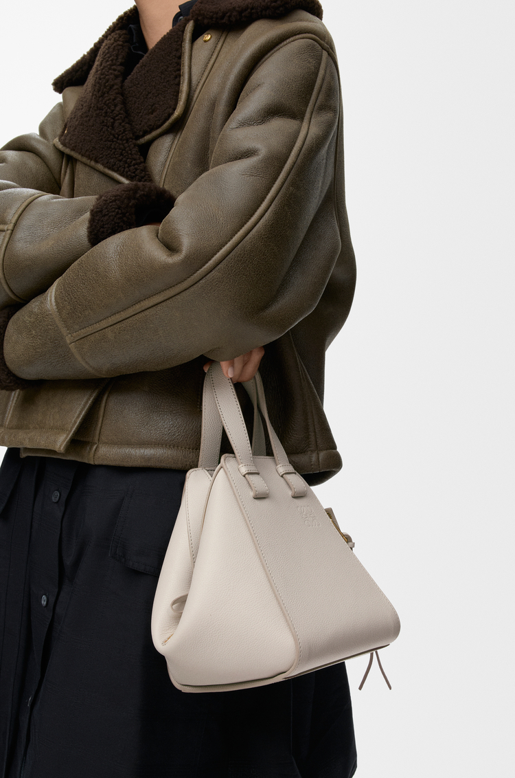 LOEWE Sac Hammock Compact en cuir de veau grainé souple Light Ghost